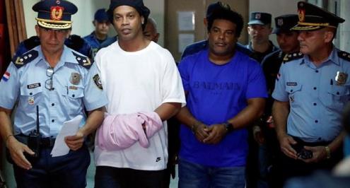 نهاية قضية التزوير.. إطلاق سراح رونالدينيو وشقيقه في باراجوا